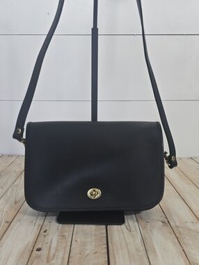 Vintage Hunt Club Black Leather Crossbody Flap Bag Turnlock Vintage 80s 90s